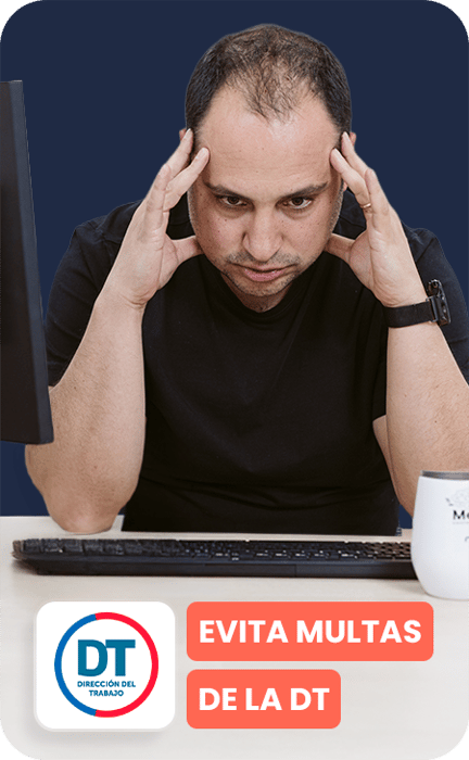 Hombre con gesto de estrés sentado frente a un computador, manos en la cabeza, escritorio con útiles de oficina. Texto destacado: “Evita problemas de la DT”.