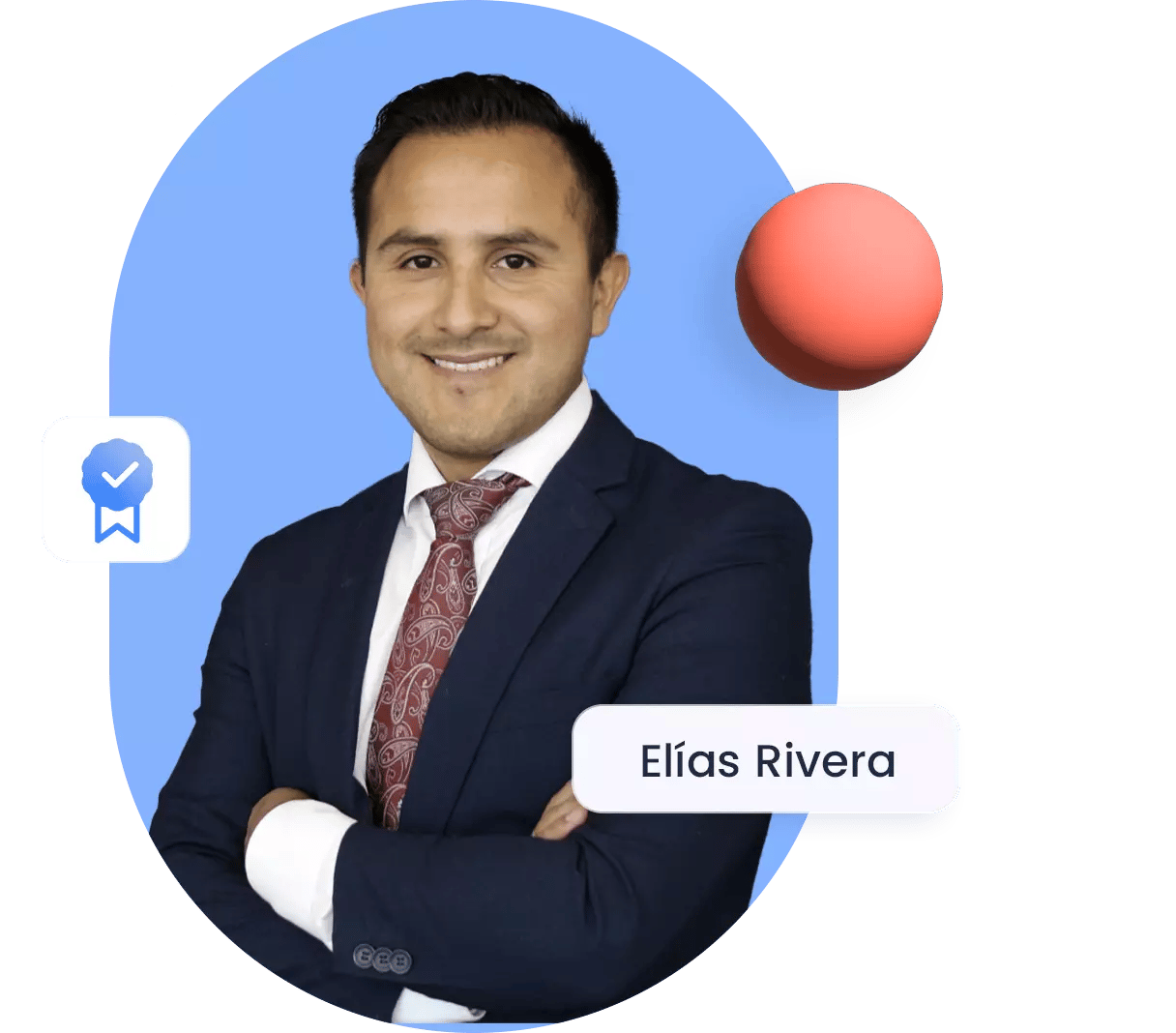 Instructor Elías Rivera, vistiendo traje azul marino y corbata burdeos, sonriendo con los brazos cruzados sobre un fondo azul con elementos gráficos.