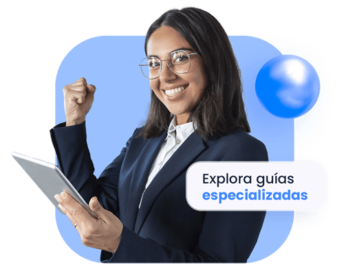 Mujer sonriendo mirando a la cámara a acompañada de texto y material gráfico a su alrededor.