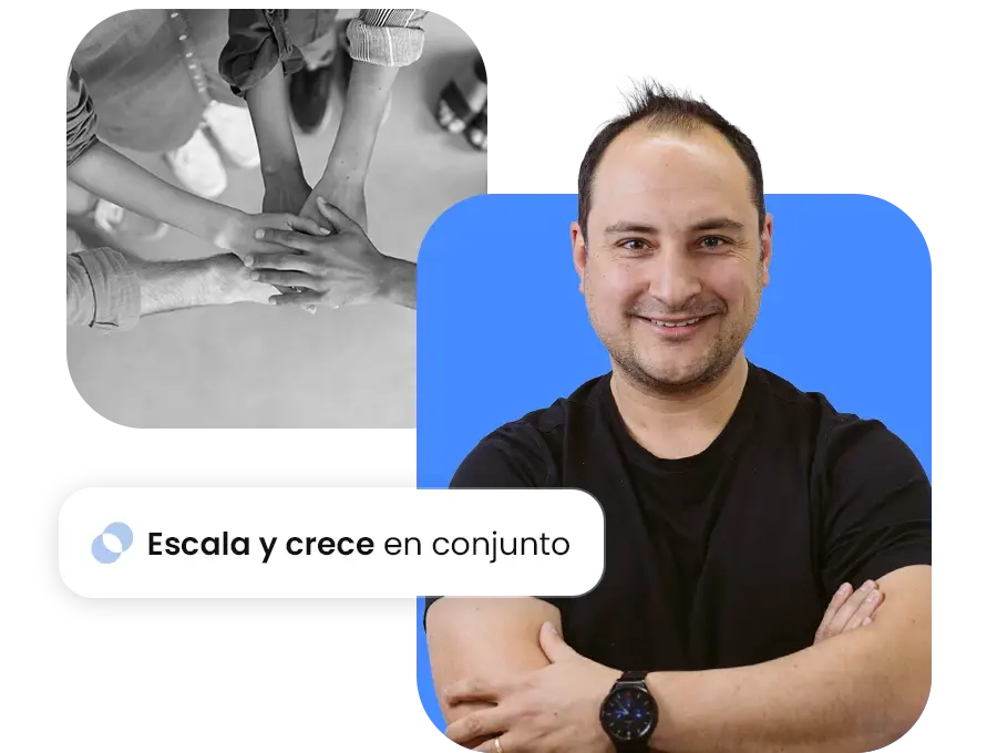 Hombre sonriente con brazos cruzados frente a fondo azul, acompañado del texto “Escala y crece en conjunto” y una imagen en blanco y negro de varias manos unidas, representando trabajo en equipo y crecimiento colaborativo.